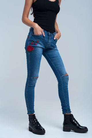 Jeans skinny detalhe bordado