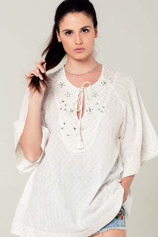 Vestido curto branco enfeitado com detalhes bordados