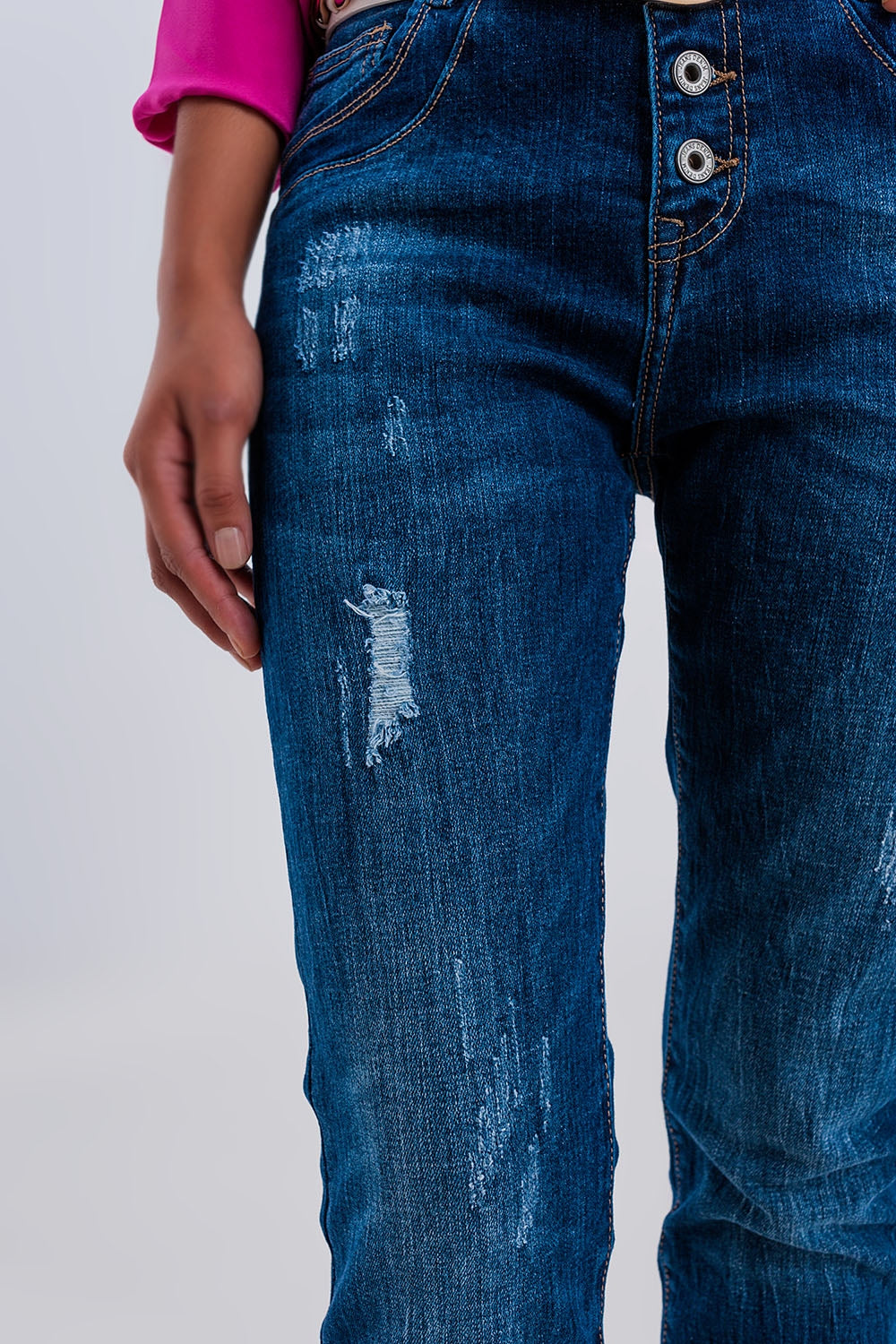 Jeans boyfriend rasgado com botões expostos em azul escuro