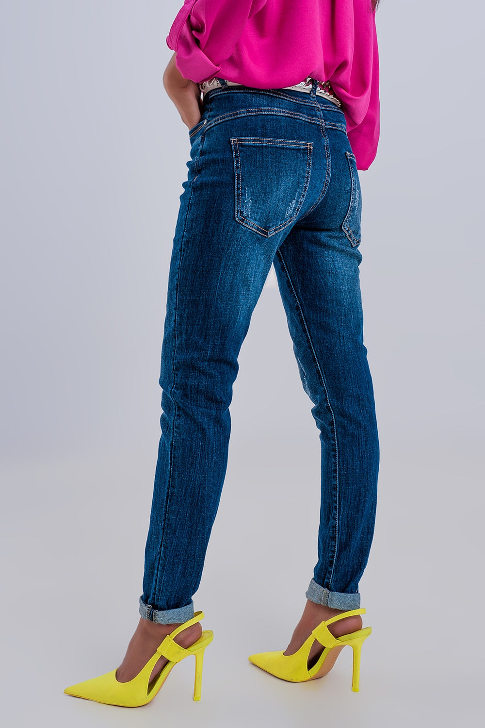 Jeans boyfriend rasgado com botões expostos em azul escuro