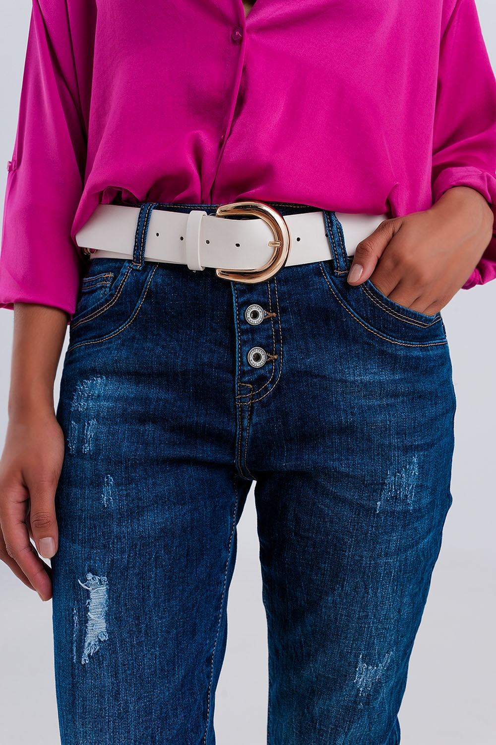 Jeans boyfriend rasgado com botões expostos em azul escuro