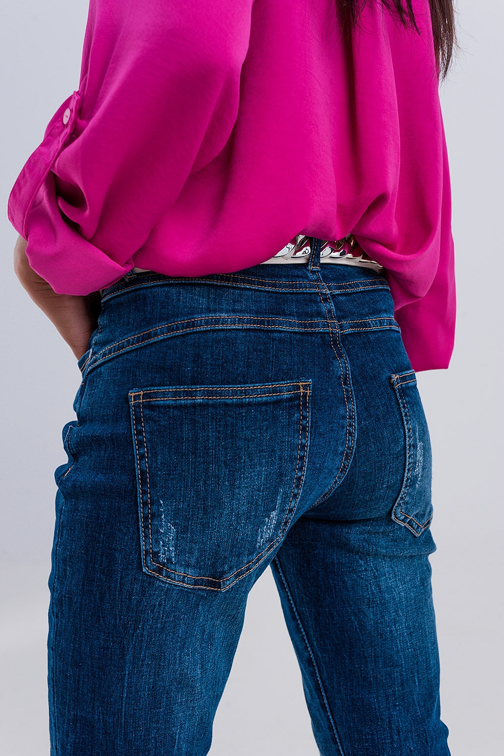 Jeans boyfriend rasgado com botões expostos em azul escuro