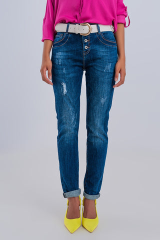 Jeans boyfriend rasgado com botões expostos em azul escuro