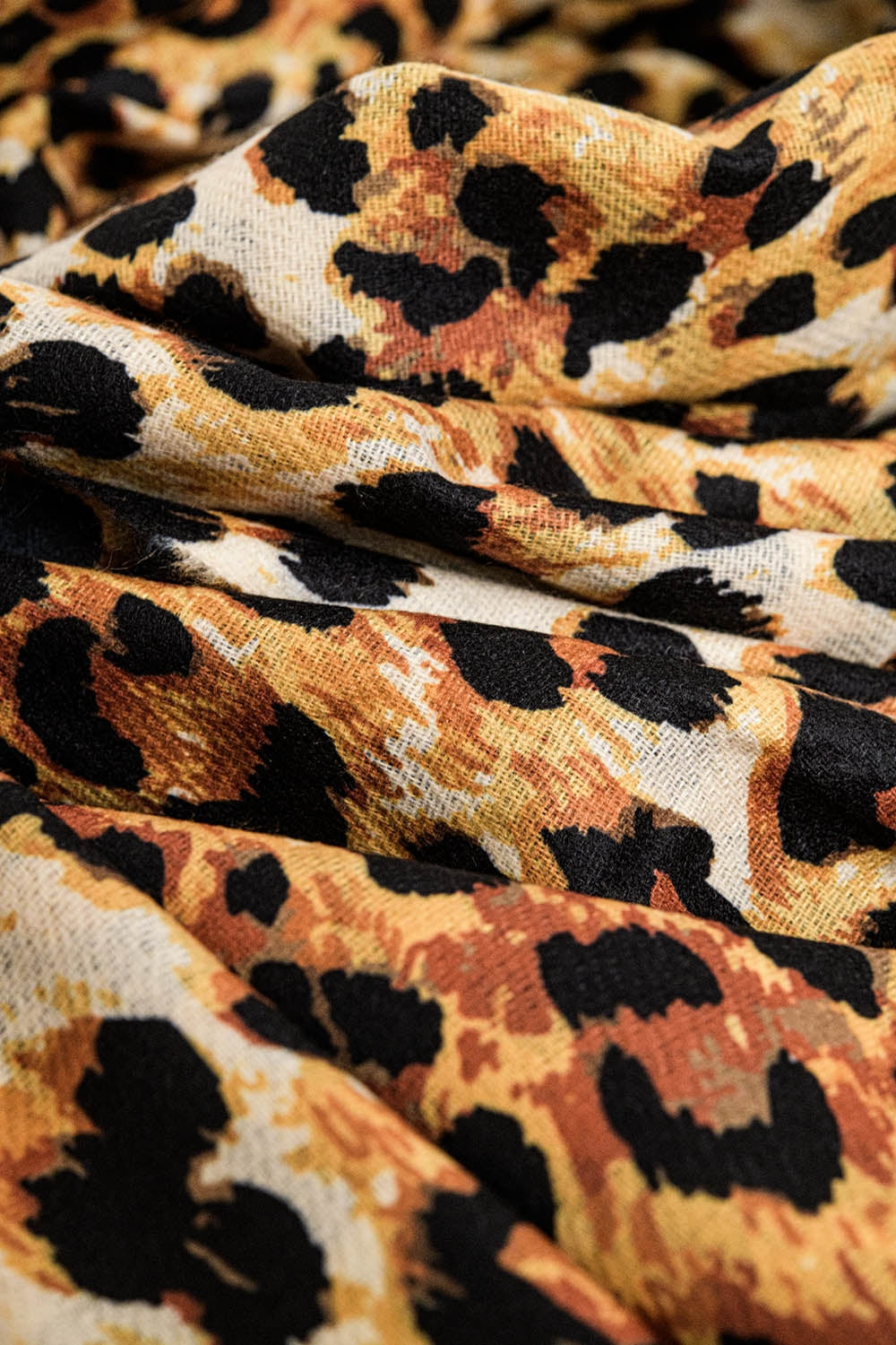 Cachecol de trama fina com estampa de leopardo em camelo