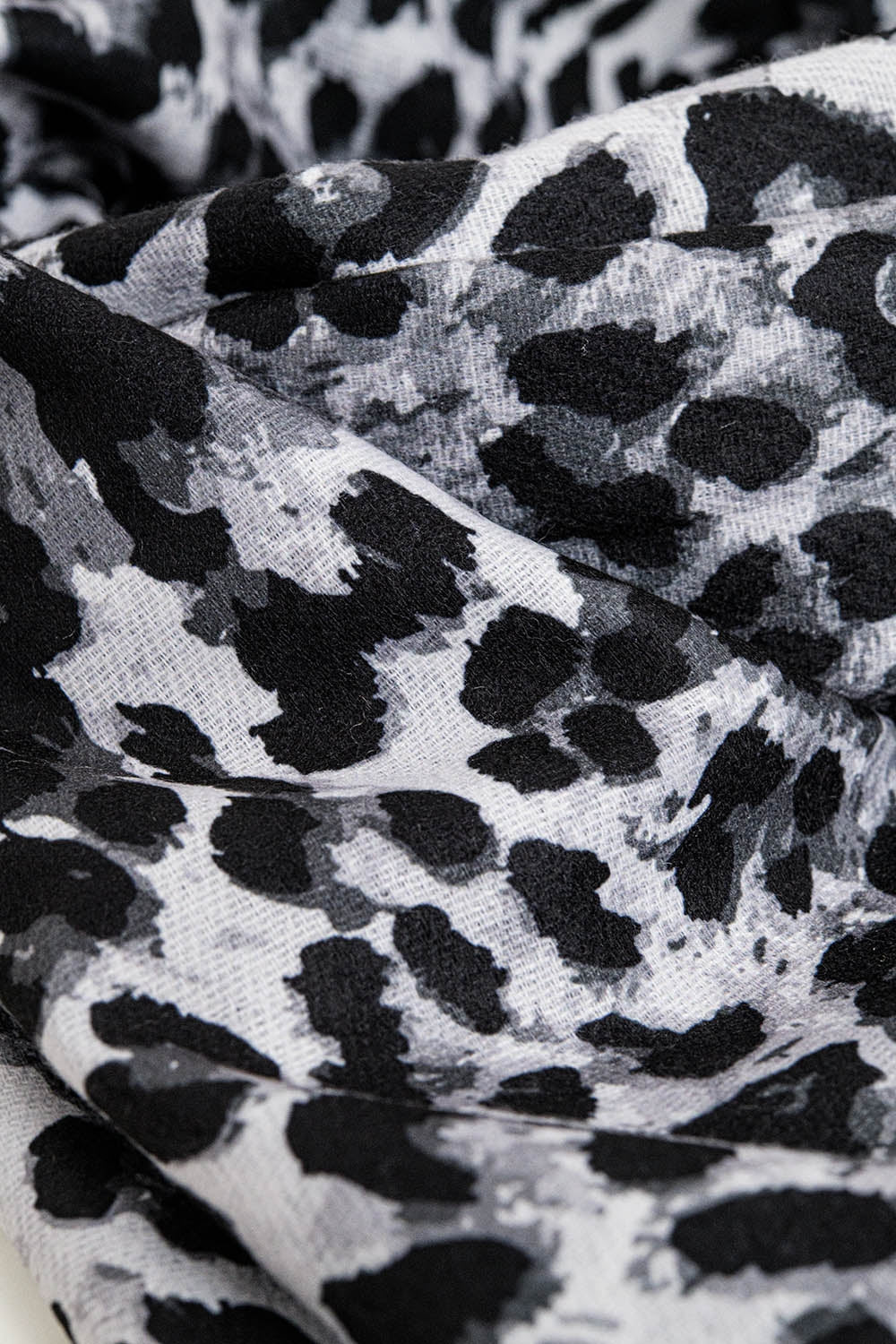 Cachecol de trama fina com estampa de leopardo em cinza