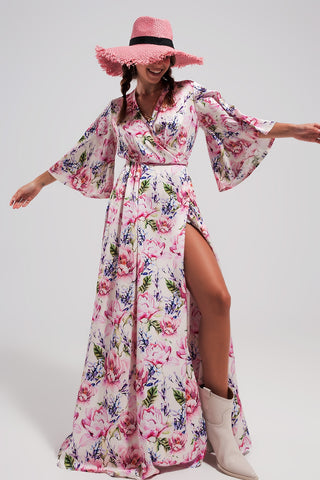 Vestido longo com mangas esvoaçantes e estampa floral rosa