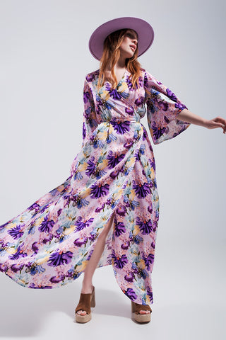Vestido longo com mangas esvoaçantes e estampa floral roxa