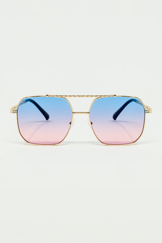 óculos de sol com armação quadrada dourada em azul claro ombré com rosa