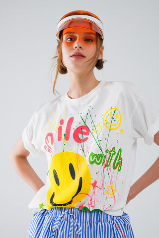 Camiseta gráfica Sorria comigo Texto em Branco