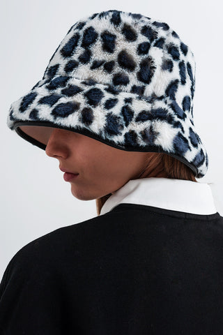 Grey bucket hat in animal print