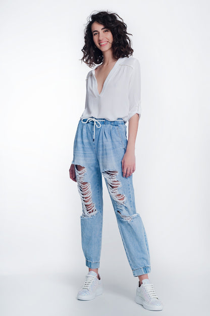 Calça jeans boyfriend muito rasgada em denim claro