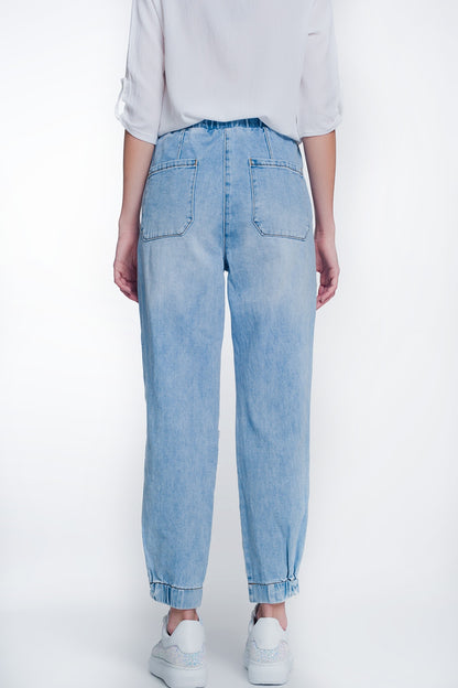Calça jeans boyfriend muito rasgada em denim claro