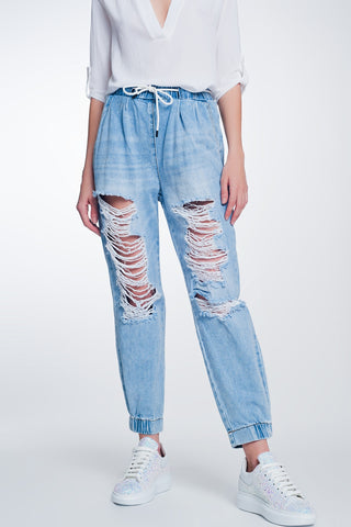 Calça jeans boyfriend muito rasgada em denim claro