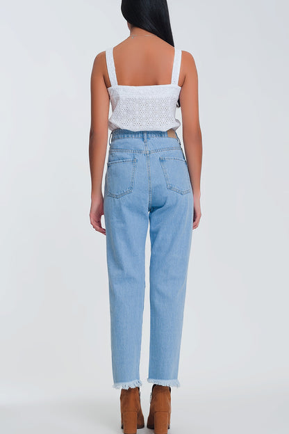 Calça mom jeans de cintura alta com joelhos estourados em jeans claro