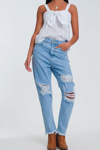 Calça mom jeans de cintura alta com joelhos estourados em jeans claro