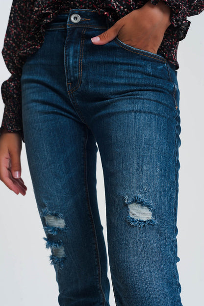Calça jeans skinny de cintura alta em azul escuro com detalhes rasgados