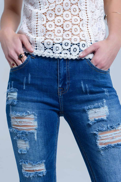 Jeans com rasgos desfiados e punhos com corte cru