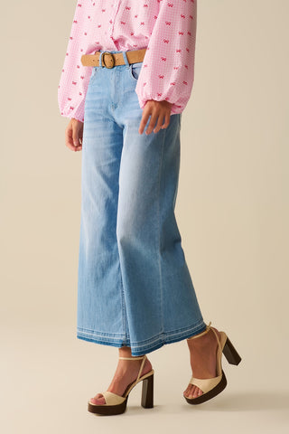 Jeans de tornozelo com perna larga e lavagem clara