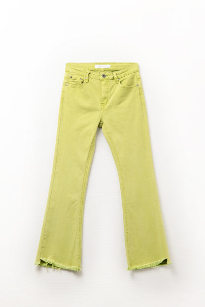 Q2 Jeans flare com borda de barra crua em cor lima