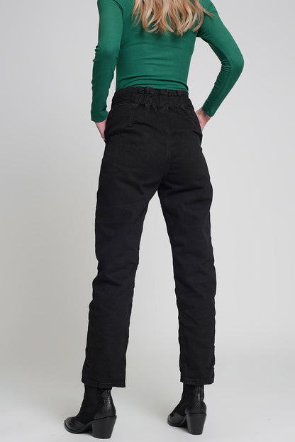 Jeans com cintura paper bag e detalhes de botões na cor preta
