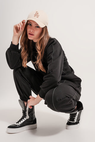 Calça jogger com cordão na cintura e costura frontal em preto