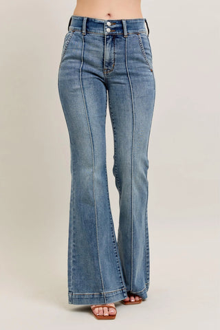 Calça jeans Judy Blue com costura frontal e corte flare