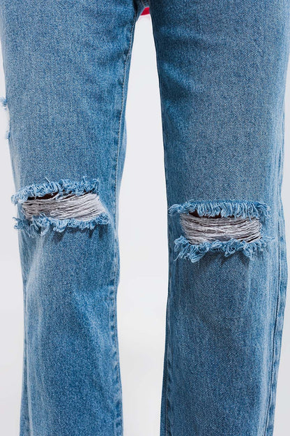 Jeans rasgado no joelho em azul claro