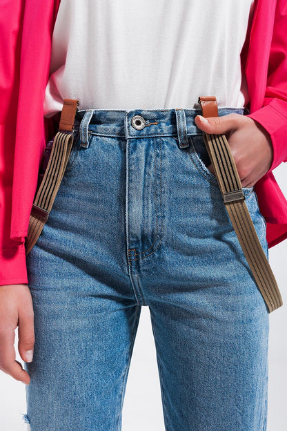 Jeans rasgado no joelho em azul claro