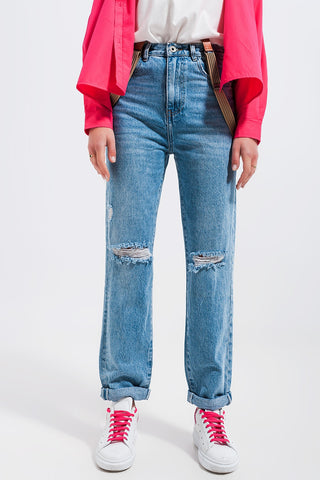 Jeans rasgado no joelho em azul claro