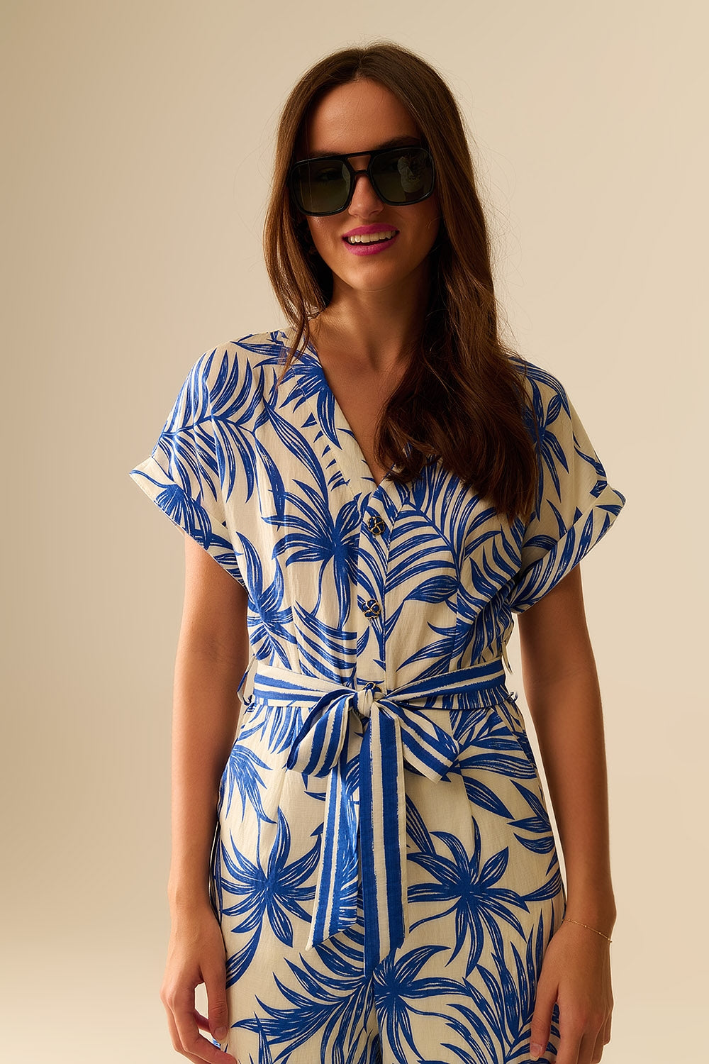 Macacão de Manga Curta com Motivo Tropical em azul e branco