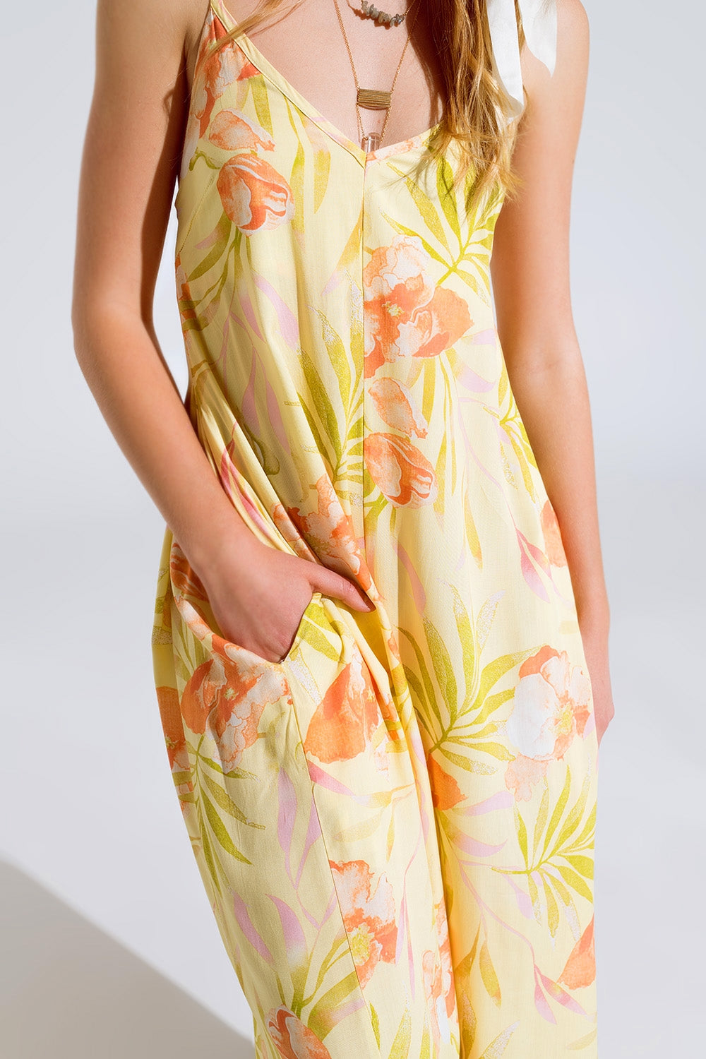 macacão maxi amarelo com estampado tropical
