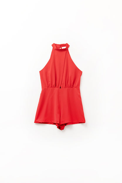 Q2 Macacão vermelho com gola alta e detalhe de prega frontal