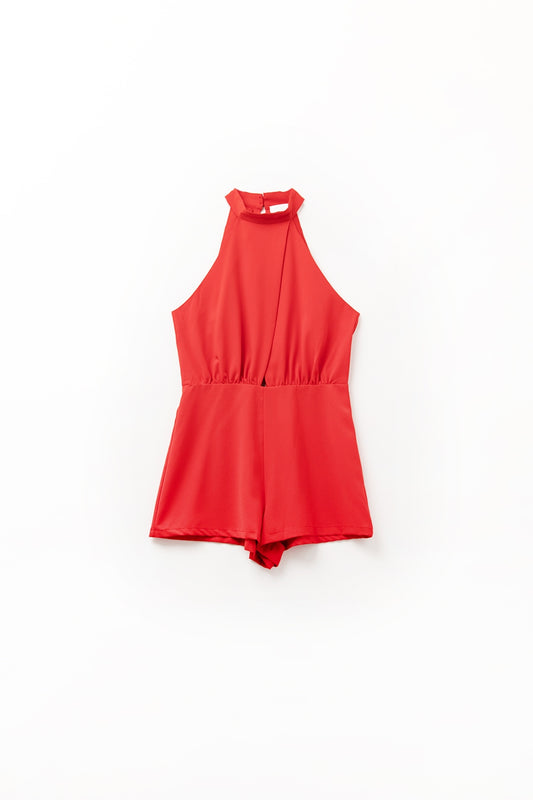 Q2 Macacão vermelho com gola alta e detalhe de prega frontal