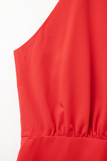 Macacão vermelho com gola alta e detalhe de prega frontal