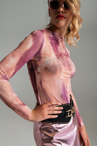 Top de malha franzido na lateral com estampa rosa abstrata