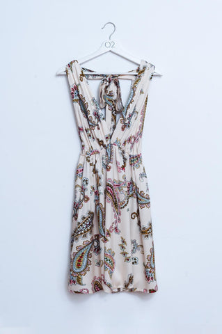Mini vestido de verão em paisley floral