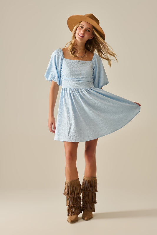 Q2 Mini vestido de manga folhada com textura em azul claro