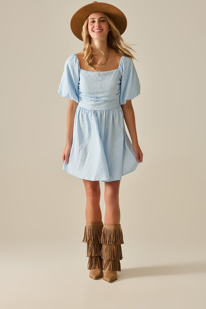 Mini vestido de manga folhada com textura em azul claro