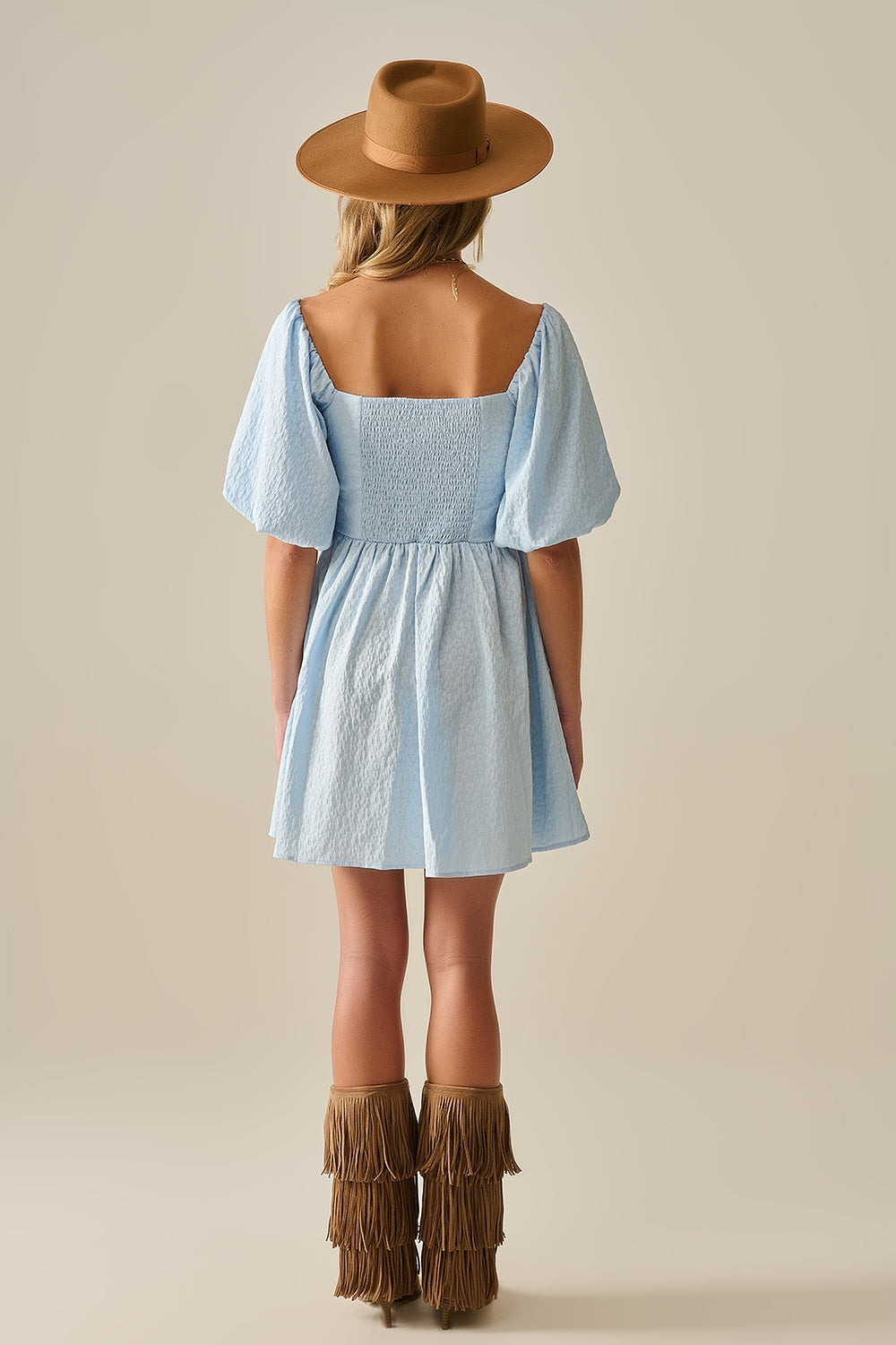 Mini vestido de manga folhada com textura em azul claro