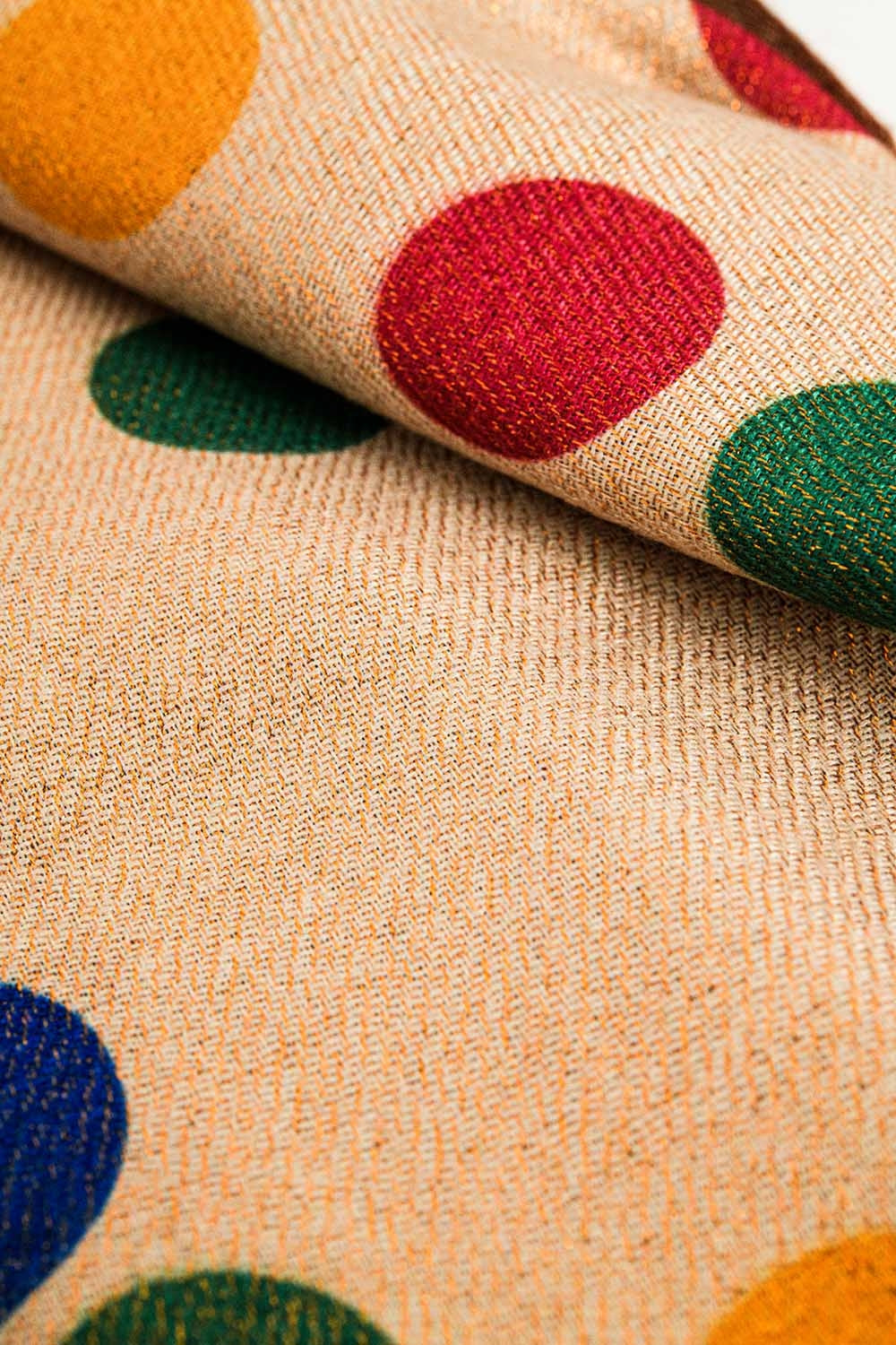 Cachecol macio de bolinhas multicoloridas em bege