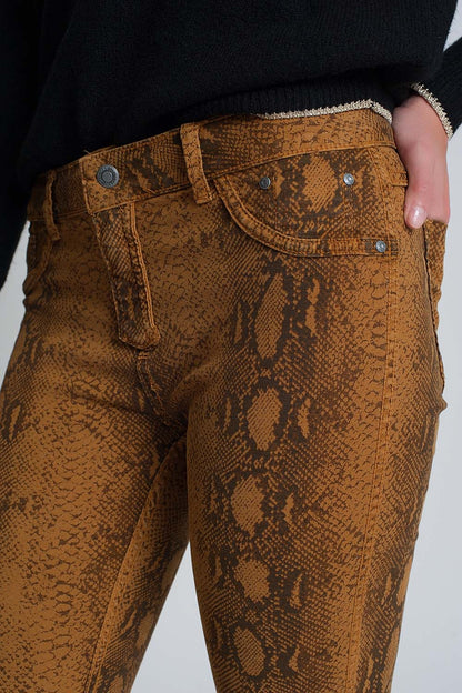 Calça super skinny reversível mostarda com estampa de cobra