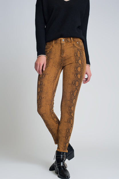 Calça super skinny reversível mostarda com estampa de cobra