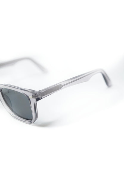 Óculos de sol quadrados cinzentos com lentes pretas gradientes e detalhes laterais em metal