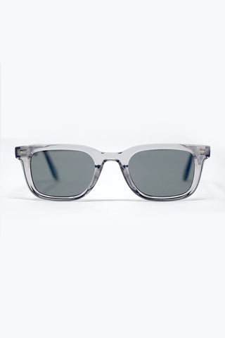 Óculos de sol quadrados cinzentos com lentes pretas gradientes e detalhes laterais em metal