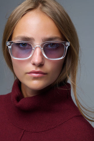 Óculos de sol quadrados transparentes com lentes gradientes azuis e detalhes laterais em metal