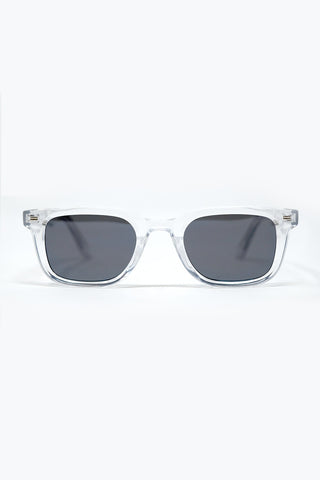 Óculos de sol quadrados transparentes com lentes pretas gradientes e detalhes laterais em metal