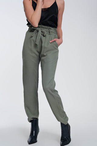 Calça com amarração na cintura na cor verde