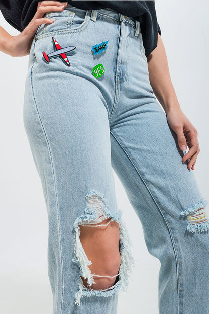 Jeans rasgado com patch em lavagem clara