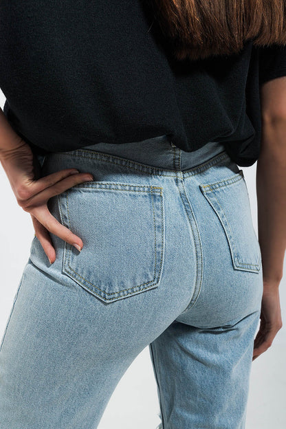 Jeans rasgado com patch em lavagem clara
