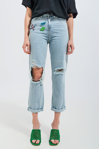 Jeans rasgado com patch em lavagem clara